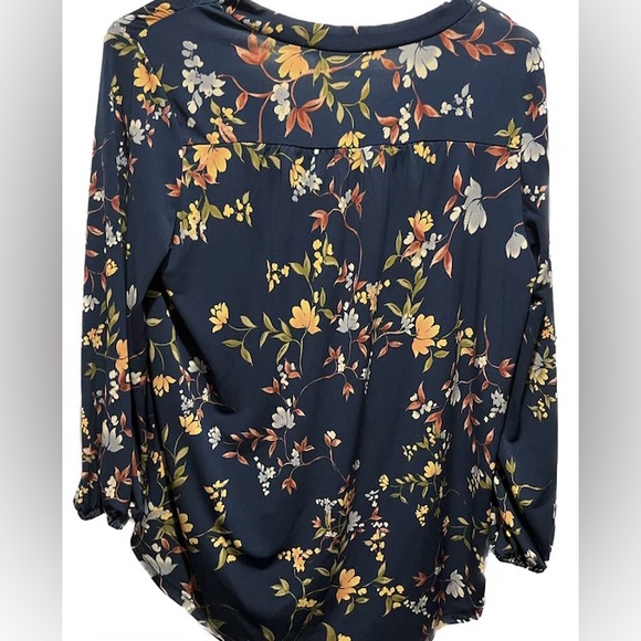 Two by Vince Camuto Floral Blouse size Medium - Picture 2 of 3